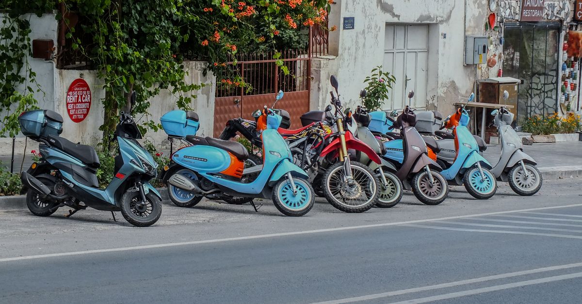 Rij huurmotoren klaar voor vertrek bij een motorverhuurbedrijf